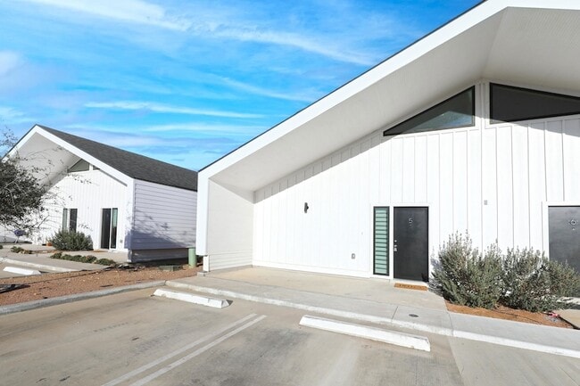 Building Photo - 3911 Casa Blanca Lake Rd