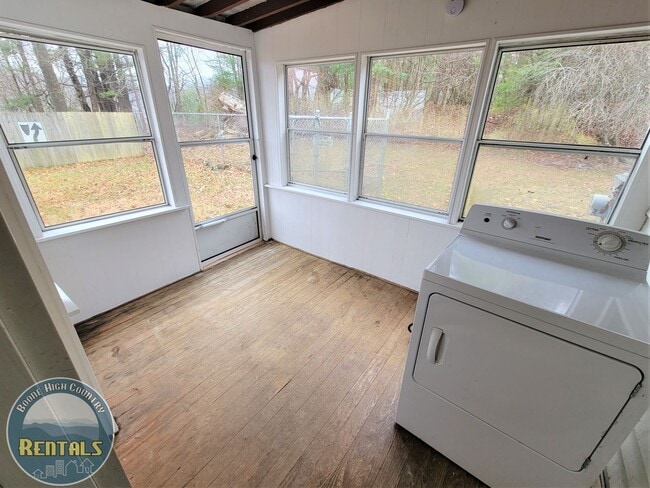 Building Photo - 2 Bedroom Right in Town!