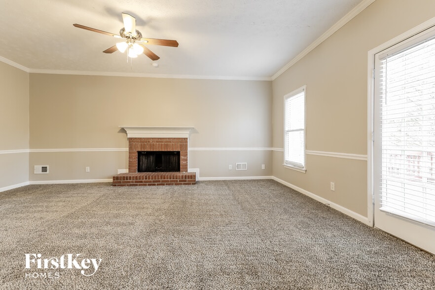 Building Photo - 571 Hilton Ave