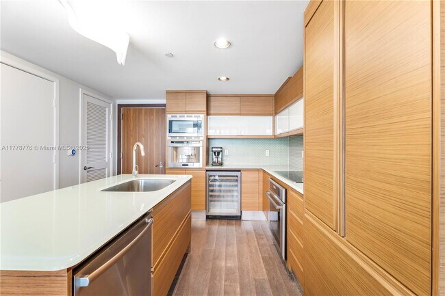 Building Photo - 5875 Collins Ave