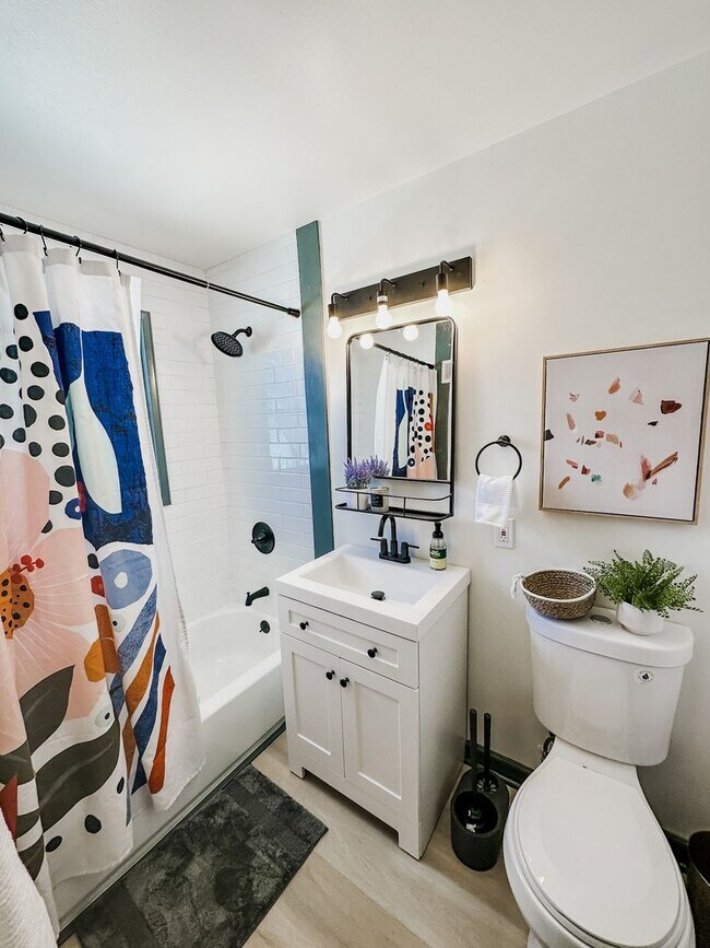 Building Photo - Newly remodeled three bedroom apartment