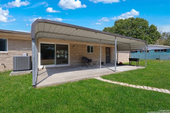 Building Photo - 1228 Rivercrest Dr