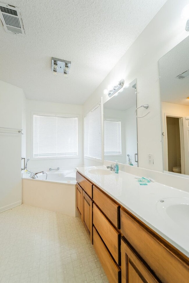 Building Photo - 4 bed, 3 bath, home with privet sunroom off master.