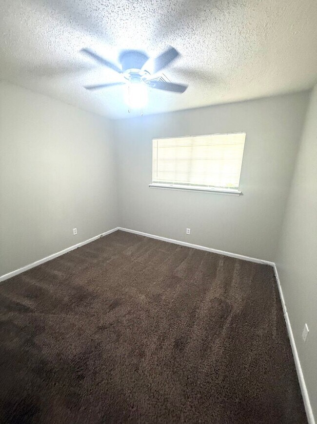 Building Photo - **3 Bed 2 Bath located off Wares Ferry Road** Call our self showing number to schedule a tour 334...