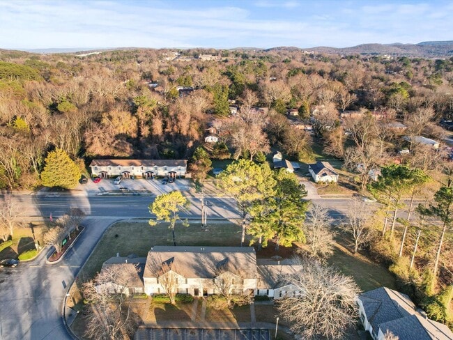 Building Photo - Newly renovated 3 bedroom/2 bath Townhome - Move In Special