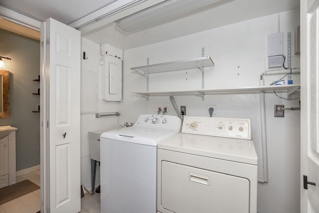 Building Photo - 7392 Creekwood Dr