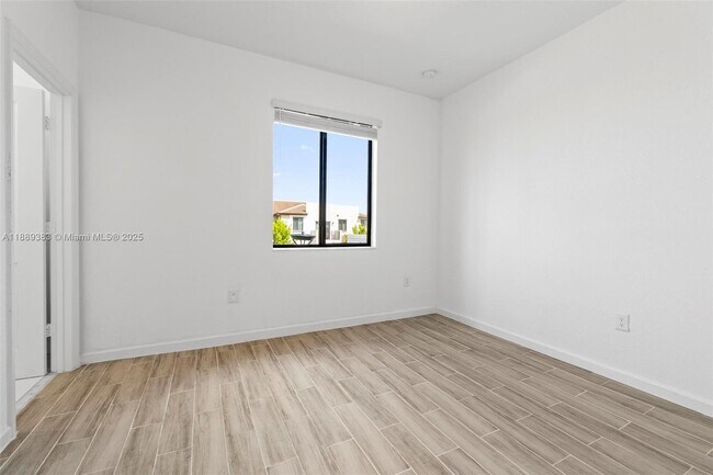 Building Photo - 20628 NE 7th Pl