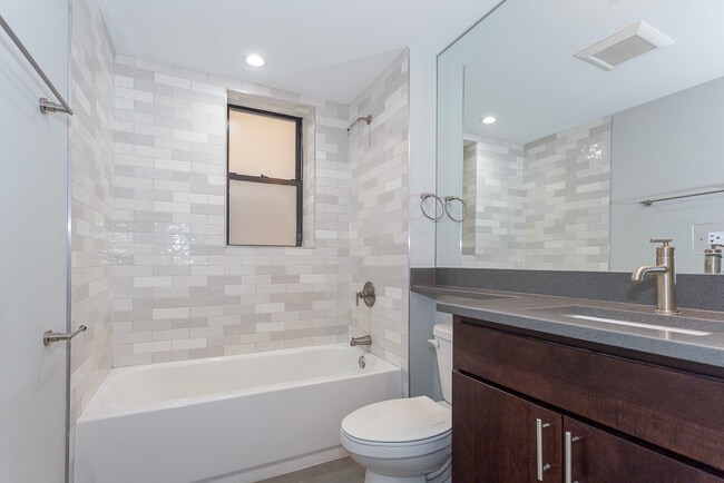 Building Photo - 923 Crain St