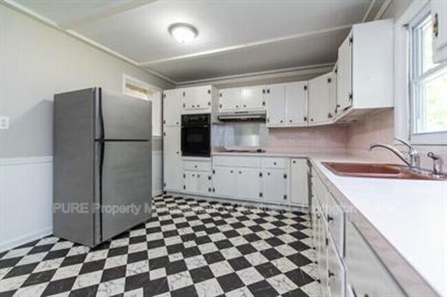 Building Photo - 206 Floral Park