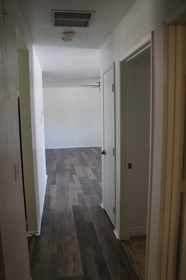 Building Photo - 4 bedrooms House for rent