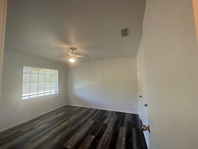 Building Photo - 2818 Golfing Green Dr
