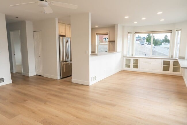 Building Photo - 2Bd/1Ba Seattle Condo
