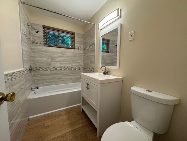 Building Photo - Gorgeous 4 Bed 3 Bath Home Sitting On Spac...