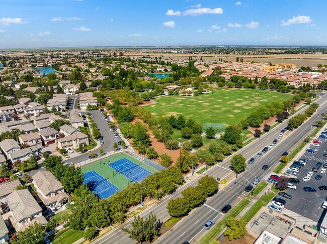 Building Photo - NICE TWO STORY TOWNHOME IN NATOMAS!
