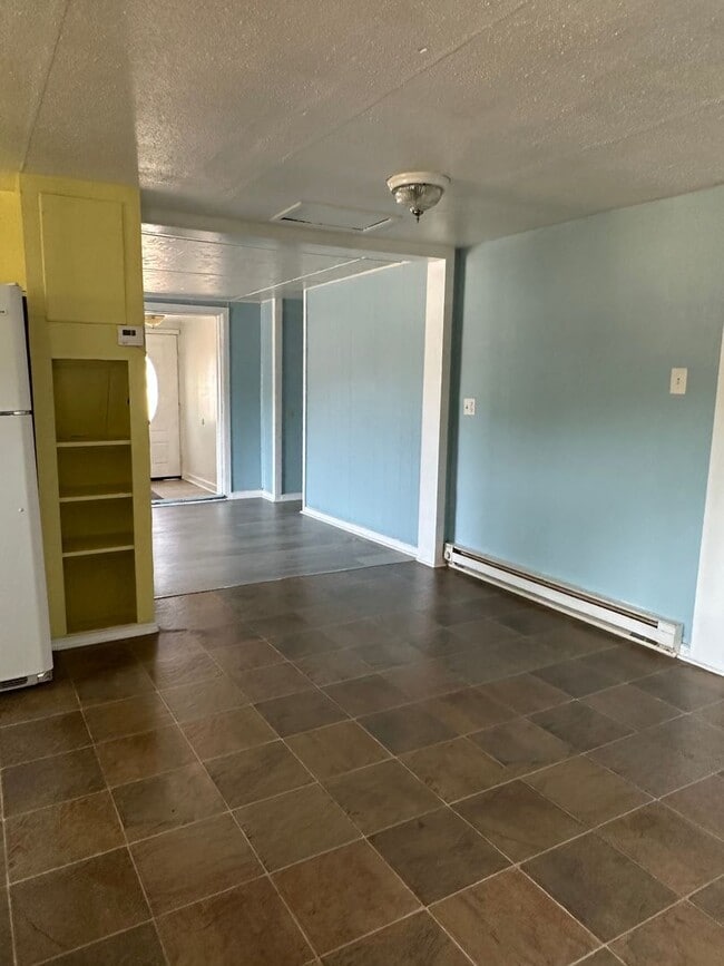 Building Photo - Older 3/1 home in Sutherlin
