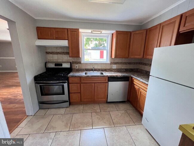 Building Photo - 27 Dunmore Ave