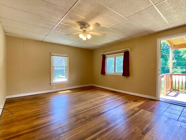 Building Photo - Cozy West Asheville Home with Fence