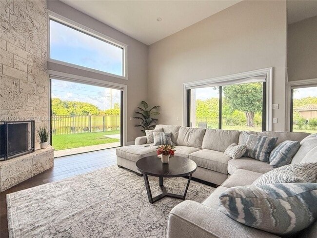 Building Photo - 400 Alexandra Cir