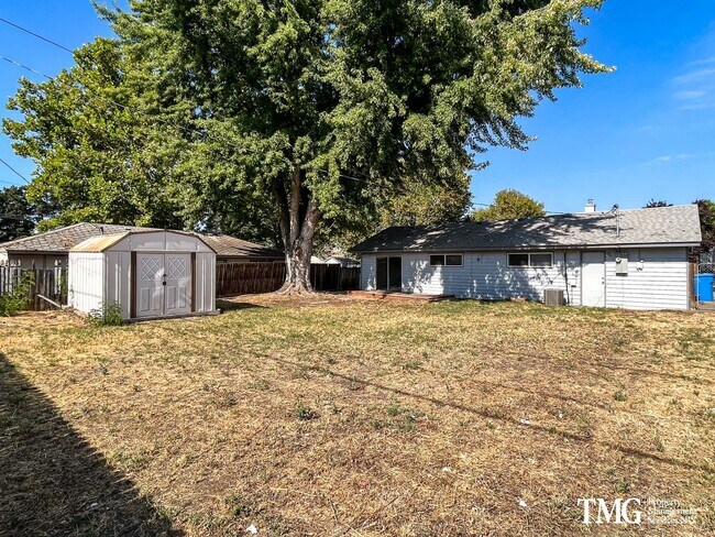 Building Photo - Remodeled Rambler for Rent! New Floors, New Bathroom, Fully Fenced Yard, Pets Welcome!