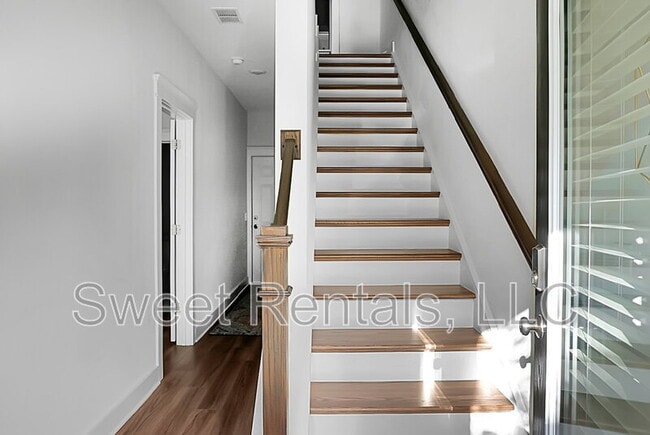 Building Photo - 4565 Mixson Ave