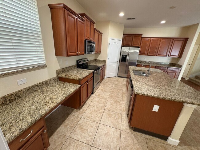 Building Photo - 6 BEDROOM + LOFT, 3 BATH HOME INDEPENDENCE...