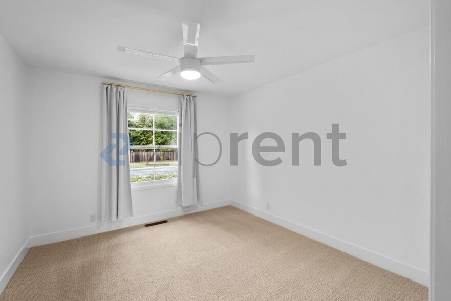 Building Photo - 1531 Silver Trail