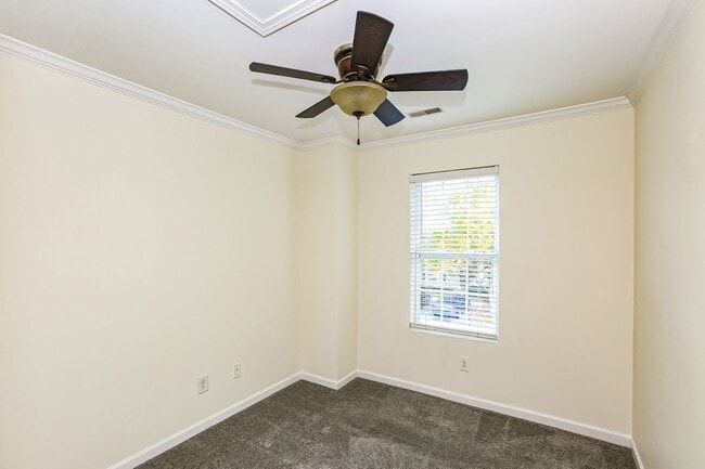 Building Photo - Beautiful Townhome Available for Rent