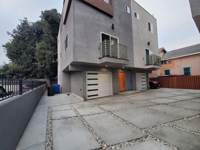 Building Photo - 4 bed 3 bath condo unit
