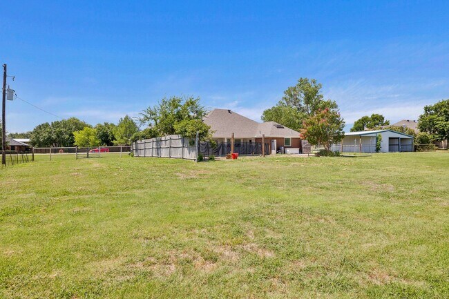 Building Photo - Updated Home with Pool & Shop on 1 acre lot