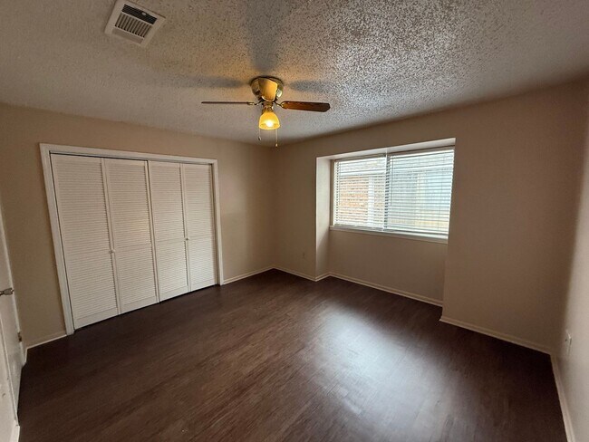 Building Photo - 2 bedroom 2 bath town home in a gated community