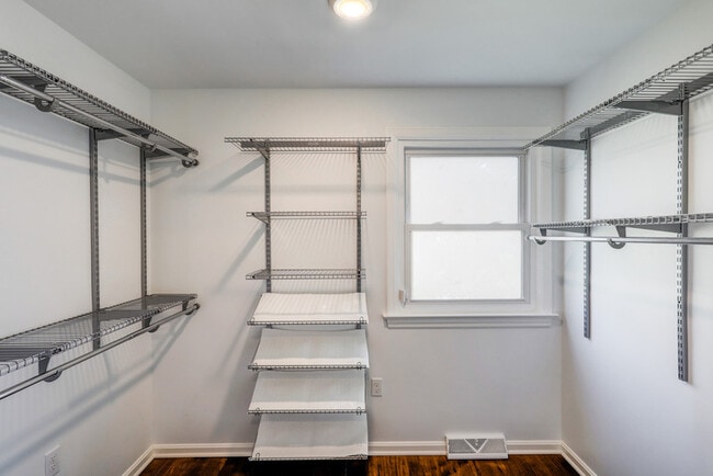 Building Photo - 1827 Larchmont Ln