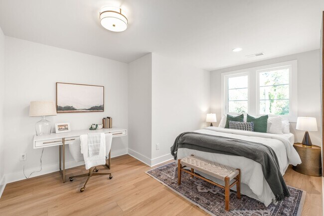 Building Photo - Modern Living in the Heart of Plaza Midwood!