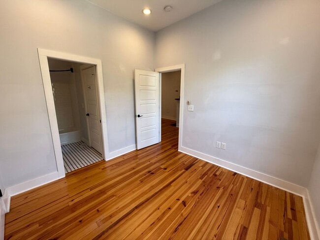 Building Photo - 3 Bedroom 3 Bath Apartment - Downtown Char...