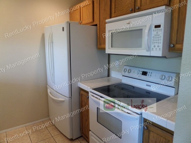Building Photo - Wonderful 2-Bedroom Top Floor Condo in Renton - Great Location!