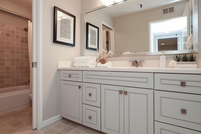 Building Photo - Beautiful and very Spacious 1BR 1BA Condo in Mountain View