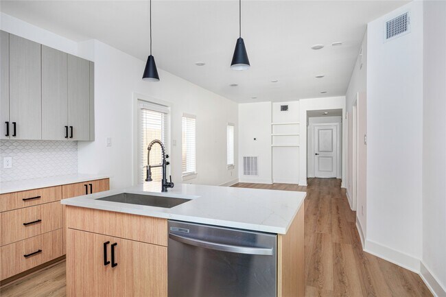 Building Photo - 934 South Ln