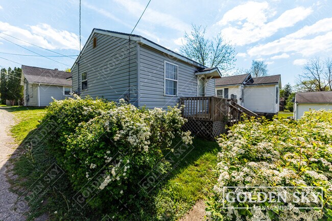 Building Photo - 119 E 1st St