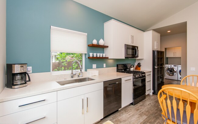 Building Photo - Beautiful Fully Furnished 1 Bd Rental!