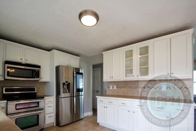 Building Photo - Discover this 3- Bd, 2.5-Ba Omaha, NE,