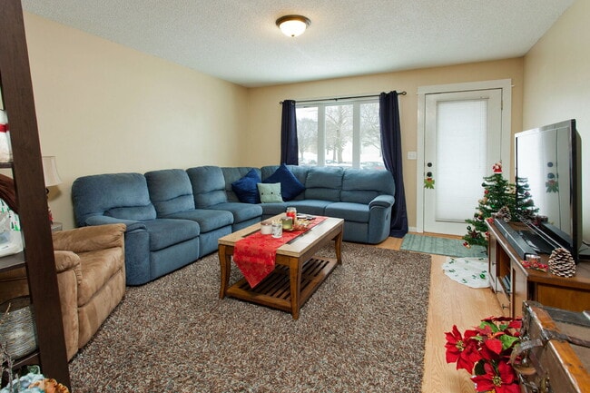 Building Photo - Charming 3-Bed Duplex in SE Minneapolis