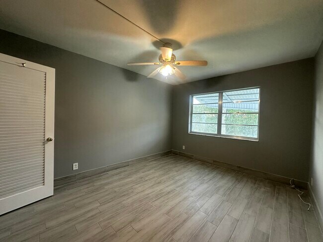 Building Photo - 1113 Lake Terrace