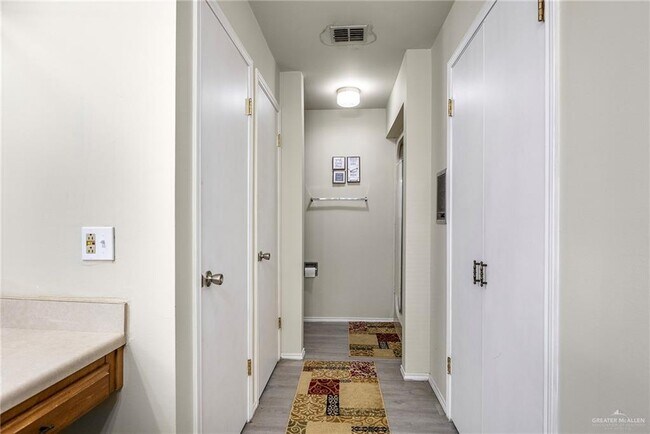 Building Photo - 25 W Kelly Ave