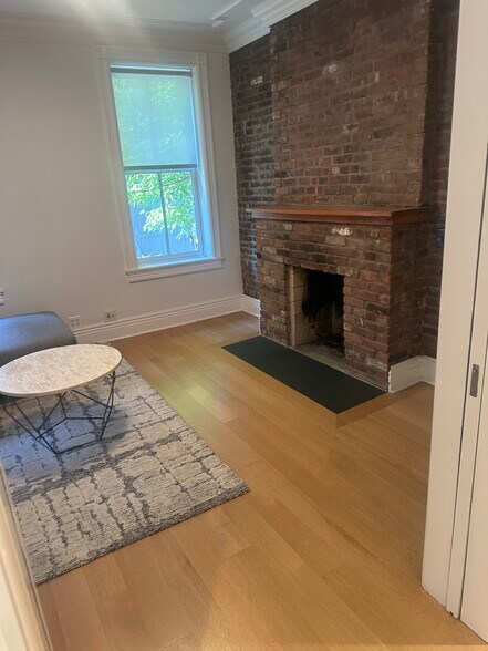 Living room with working fireplace - 30 Downing St
