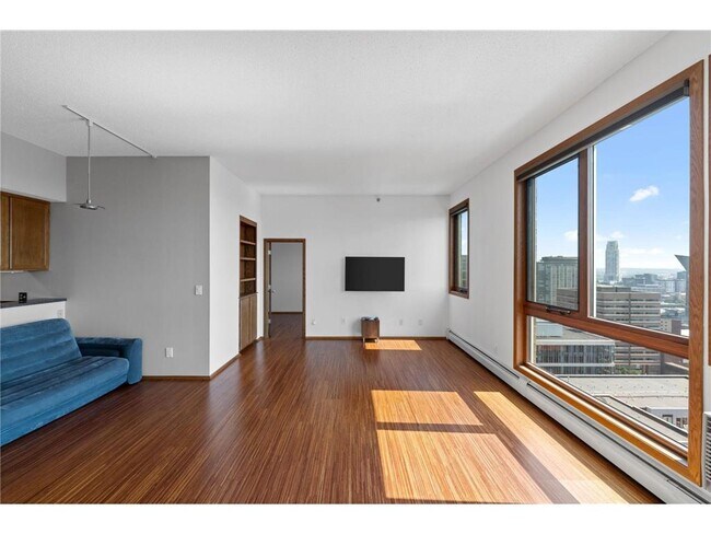 Building Photo - 433 S 7th St
