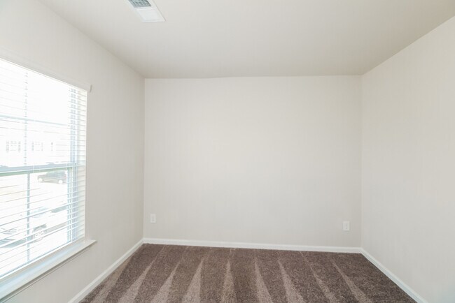 Building Photo - Located in  Burnside Farms!  Don't miss out!