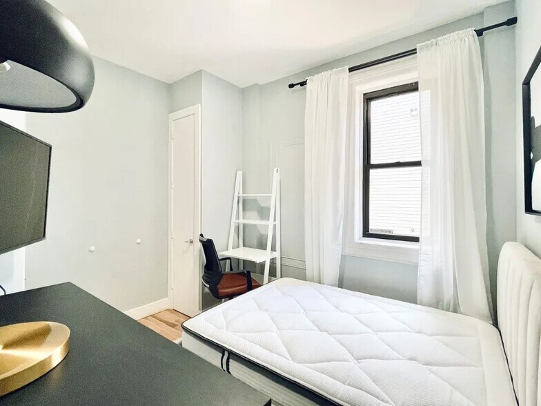 Building Photo - Furnished room/NOT APARTMENT