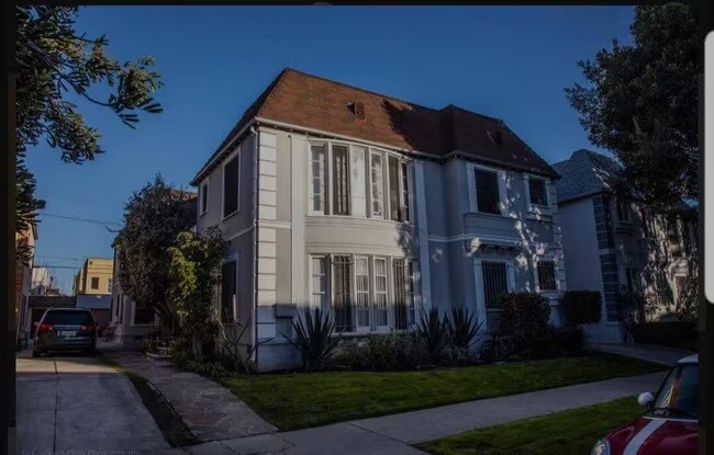 Building Photo - 346 N Curson Ave