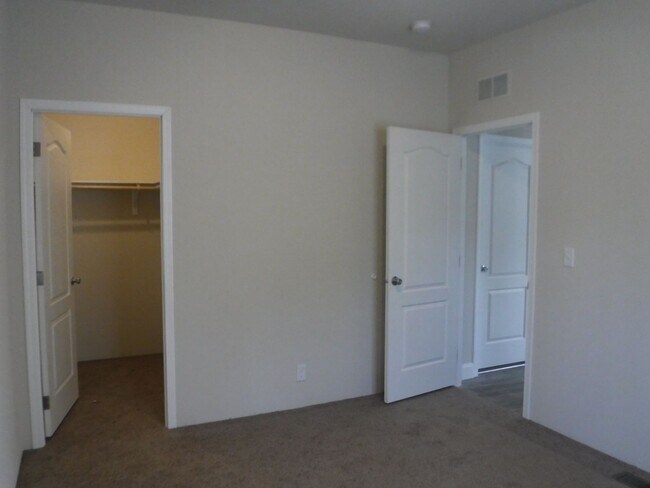 Building Photo - 60889 Granite Dr
