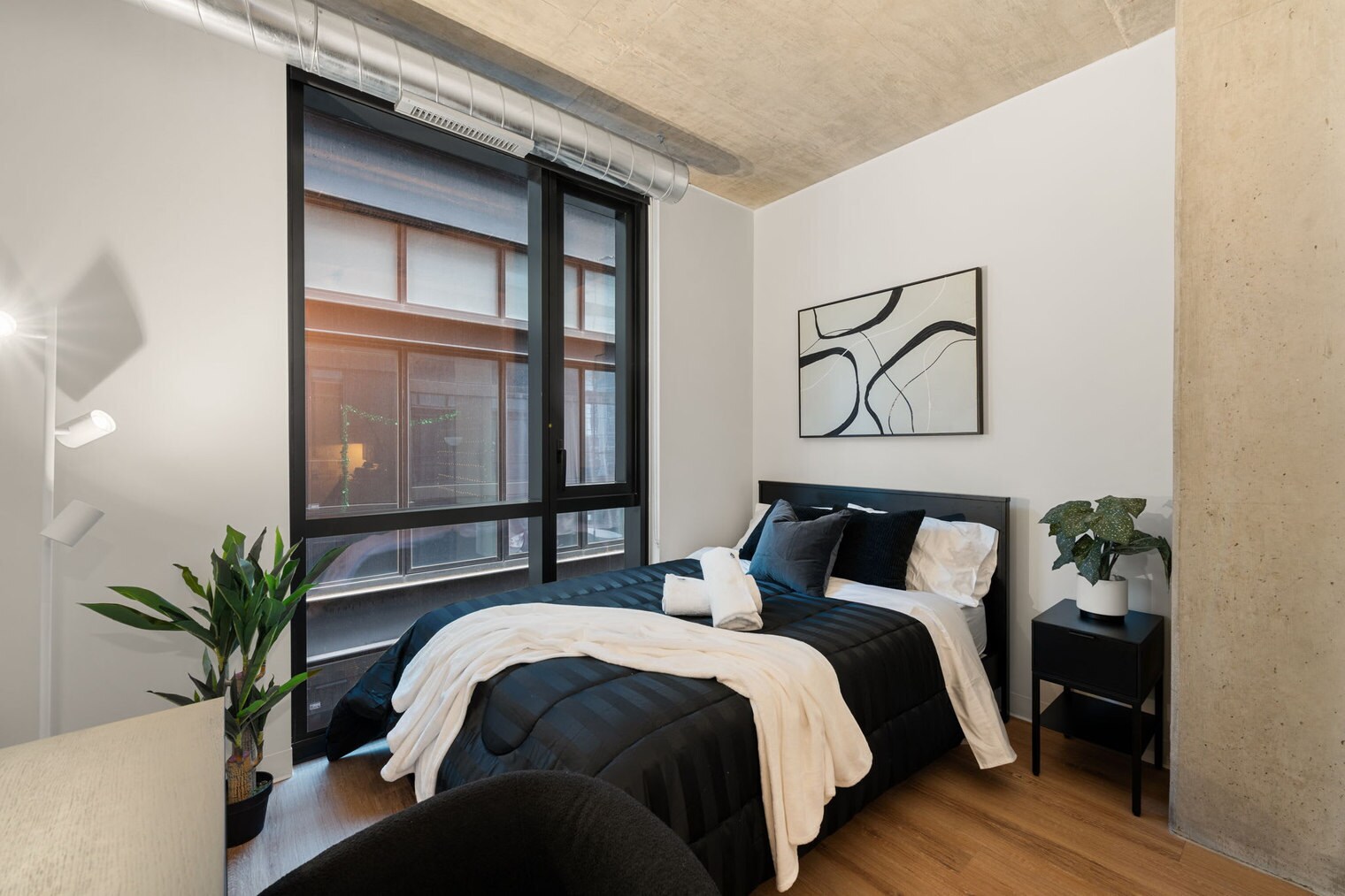 Building Photo - 633 S LaSalle St