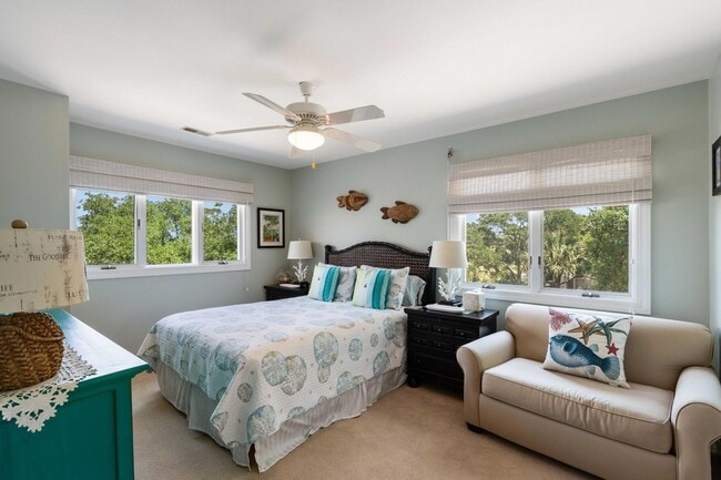 Building Photo - 16 Fairway Village Ln